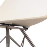 Scandi Retro Stil Designer Kunststoff Stuhl mit Metall Beine, Chrom Beine, weiß, H: 82cm W: 47.5cm D: 44cm. SEAT HEIGHT 48CM