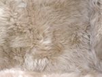 LANABEST Premium-Schaffell, taupe (braun-beige) ca. 100cm. Besonders zarte, warme und kuschelige Wolle.
