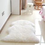 Delaman Faux Lammfell Schaffell Teppich für Schlafzimmer Wohnzimmer Sofa Matte Deko, 60 x 90 cm waschbar ( Color : White )