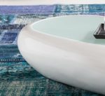 SalesFever® Couchtisch Godi, aus weißem Fiberglas, 120 x 65 cm, ovaler Wohnzimmertisch, Tischplatte aus Glas, Tisch mit pflegeleichter Oberfläche