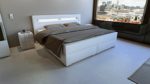 SAM® Design Boxspringbett mit Samolux®-Bezug in weiß, LED-Beleuchtung, Bonellfederkern-Matratze, Box mit Holzrahmen und Nosag-Unterfederung, extra dickem Topper, hochwertigen chromfarbenen-Füßen, optimale Einstiegshöhe, 180 x 200 cm [521407]