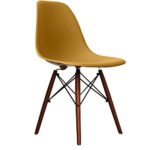Retro-Stuhl, Kunststoff mit Holzbeinen, skandinavischer Stil, Beine aus Walnussholz, gold, H: 82cm W: 46cm D: 50cm. Seat Height: 44cm