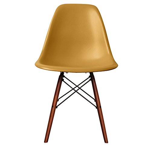 Retro-Stuhl, Kunststoff mit Holzbeinen, skandinavischer Stil, Beine aus Walnussholz, gold, H: 82cm W: 46cm D: 50cm. Seat Height: 44cm