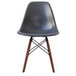 Retro-Stuhl, Kunststoff mit Holzbeinen, skandinavischer Stil, Beine aus Walnussholz, dunkelgrau, H: 82cm W: 46cm D: 50cm. Seat Height: 44cm