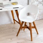 Gartenstuhl Kunststoff Sitzschale Weiß Holz-Beine Akazienholz