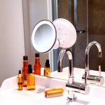 Navaris Vergrößerungsspiegel mit LED Beleuchtung Saugnapf - Spiegel mit 7fach Vergrößerung 360° schwenkbar - Badspiegel Makeup Kosmetikspiegel