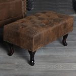 CAGÜ EDLER DESIGNKLASSIKER FUßHOCKER [WINCHESTER] BRAUN aus KUNSTLEDER im KLASSISCH ENGLISCHEN CHESTERFIELD-STIL, NEU!